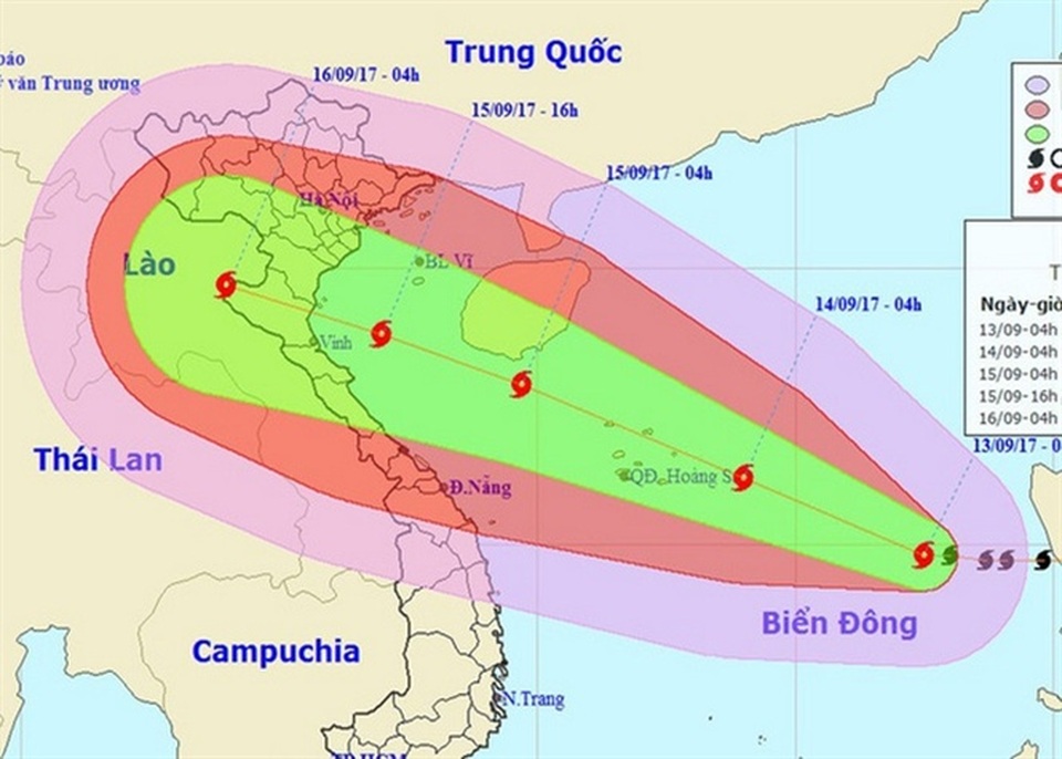 Vùng dự báo tâm bão căng mình đón bão nguy hiểm - 4 Vị trí và hướng đi của cơn bão số 10. Ảnh: NCHMF