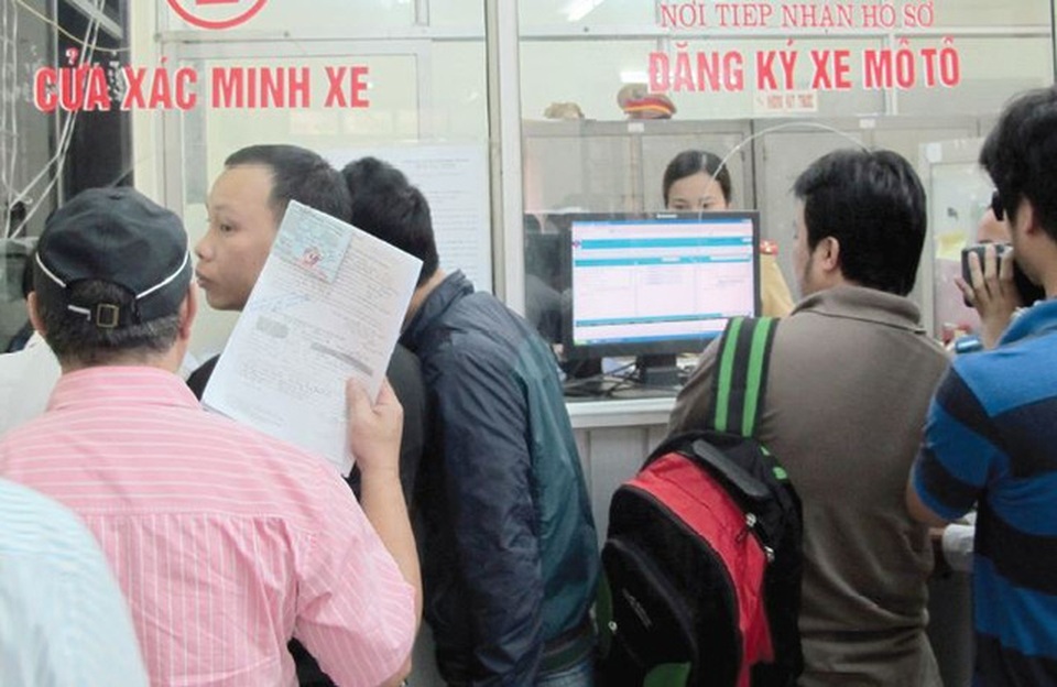 Người dân có thể gặp khó vì cách nộp phí trước bạ ô tô mới - 1
Ngay sau khi áp dụng mức phí trước bạ mới, Bộ Tài chính tiến hành thí điểm cách thức nộp mới.