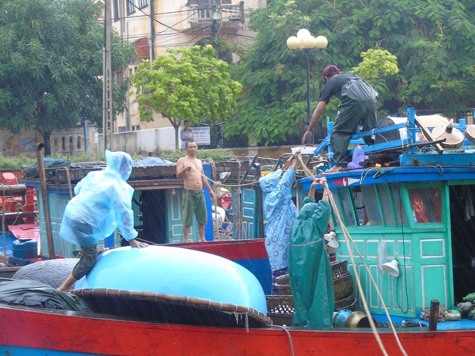 Miền Trung bắt đầu mưa, dân hối hả chạy "siêu bão" - 12 Miền Trung bắt đầu mưa, dân hối hả chạy "siêu bão" - 12