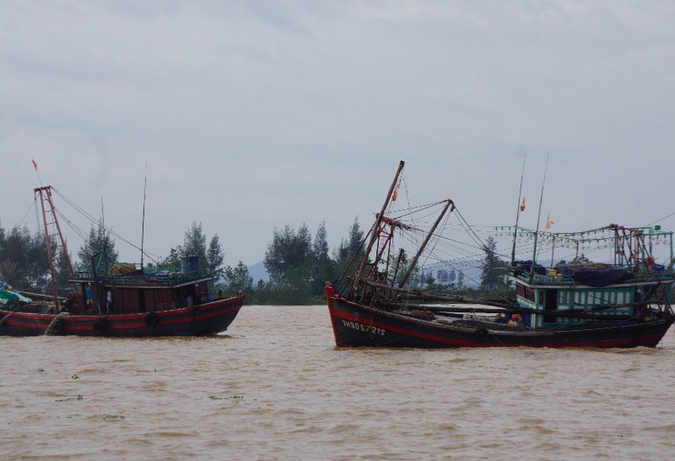 Miền Trung bắt đầu mưa, dân hối hả chạy "siêu bão" - 18 Tàu thuyền của ngư dân Sầm Sơn đã vào nơi tránh bão.