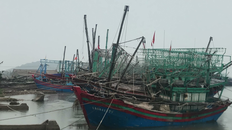 Miền Trung bắt đầu mưa, dân hối hả chạy "siêu bão" - 19 Tàu thuyền của ngư dân Nghệ An về nơi tránh bão