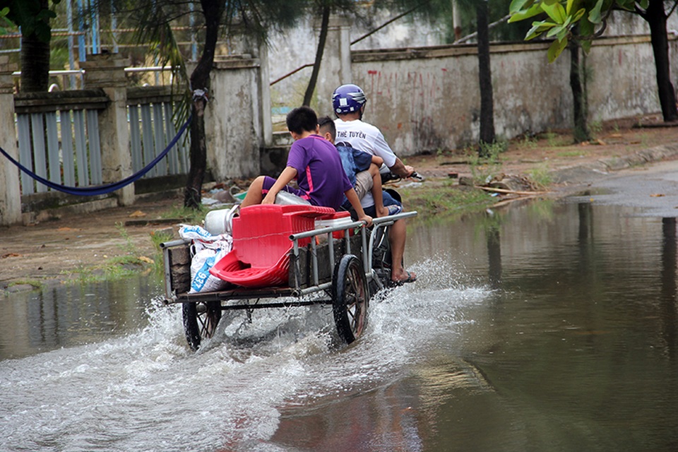 Miền Trung bắt đầu mưa, dân hối hả chạy "siêu bão" - 5 Tại thị trấn Thiên Cầm, huyện Cẩm Xuyên, Hà Tĩnh người dân đang tất bất di chuyển đồ đạc, trẻ nhỏ vào nơi an toàn.