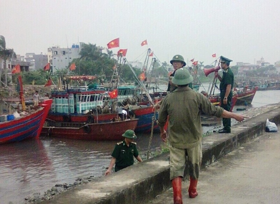 Công an giúp dân gặt lúa chạy bão - 16 Thái Bình kêu gọi các tàu thuyền vào tránh bão. Chủ tịch UBND tỉnh Thái Bình Nguyễn Hồng Diên, yêu cầu các sở, ngành, địa phương, đơn vị hoãn tất cả các cuộc họp và các hoạt động chưa cần thiết, tổ chức phân công lực lượng thường trực tại các cơ quan, đơn vị để tập trung chỉ đạo, tổ chức thực hiện công tác ứng phó với bão. (Ảnh: Đức Văn)
