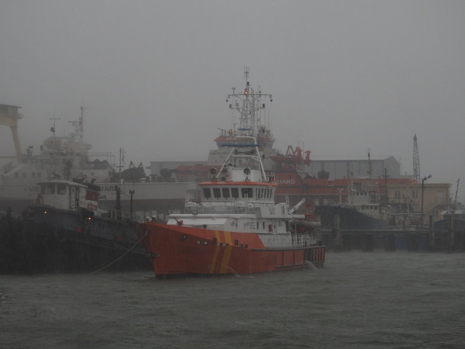 Tàu SAR 412 đã cứu được 11 thuyền viên và hỗ trợ lai dắt tàu cá bị hỏng máy vào bờ an toàn