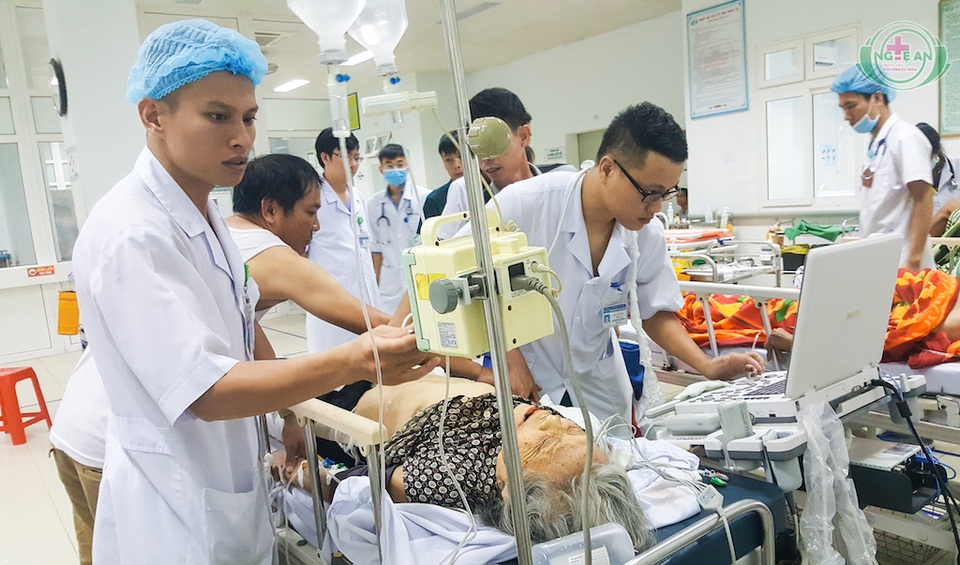 Những hình ảnh tan hoang nơi “siêu bão” quét qua - 34 Cụ Thức đang được các bác sỹ BVHNĐK Nghệ An chăm sóc.