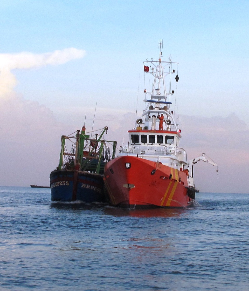 2 tàu bị sóng đánh chìm trong bão số 10 - 3 Một tàu cá cùng 5 ngư dân Bình Định đang lênh đênh trên biển cần hỗ trợ khẩn cấp (ảnh minh họa)