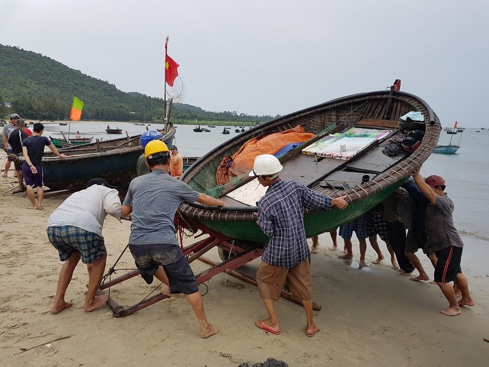 2 tàu bị sóng đánh chìm trong bão số 10 - 2
Ngư dân Đà Nẵng đưa thuyền lên bờ trú bão