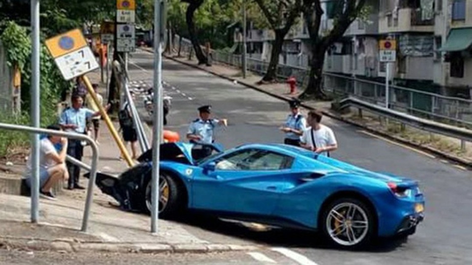 Né chó chạy rông, siêu xe Ferrari tông cột - 1
Hiện trường vụ tai nạn (Ảnh: SCMP)