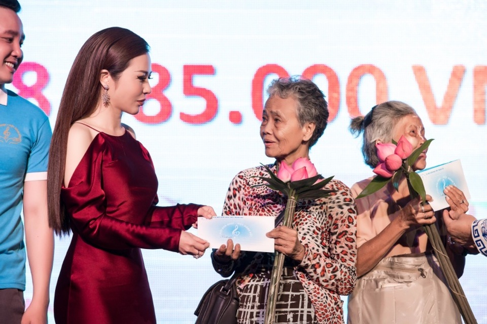 Hoa khôi Lan Phương hát trong đêm “Vu Lan nhớ mẹ” - 1 Hoa khôi doanh nhân Lan Phương đại diện các mạnh thường quân lên tặng quà cho các mẹ có hoàn cảnh đặc biệt khó khăn.