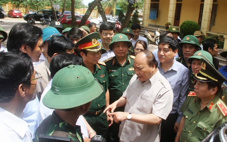 Thủ tướng về vùng tâm bão chỉ đạo khẩn trương khắc phục hậu quả - 3 Thủ tướng Nguyễn Xuân Phúc đã trực tiếp đến thị sát tại Trường Tiểu học phường Nghi Hải, thị xã Cửa Lò, Nghệ An.