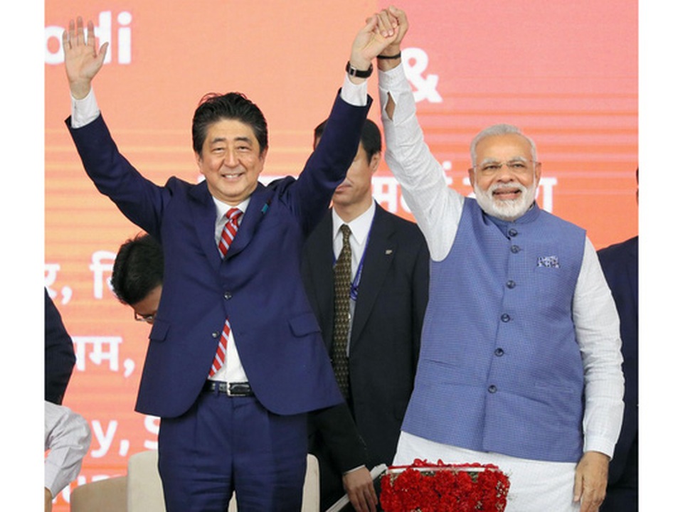 Nhật - Ấn hợp tác kiềm chế Trung Quốc - 1
Thủ tướng Nhật Bản Shinzo Abe và người đồng cấp Ấn Độ Narendra Modi tham dự lễ khởi công dự án tuyến đường sắt cao tốc hôm 14-9 Ảnh: Kyodo