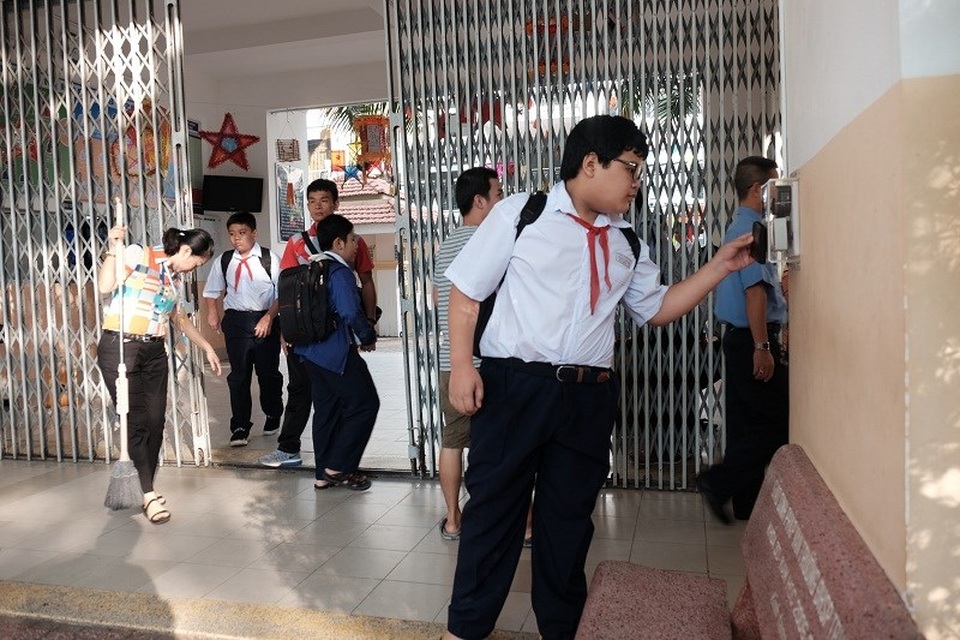 HS tới trường, quẹt thẻ chuyên nghiệp như đi làm - 2
Từ ngày 19/9, học sinh trường THCS Trần Văn Ơn chính thức cho học sinh quẹt thẻ từ để điểm danh. (Ảnh: Thanh Tuyền)