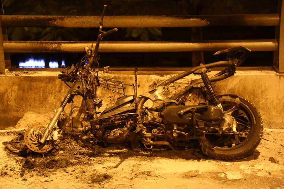 Mở cốp xe Air Blade thì thấy xe bốc cháy - 1