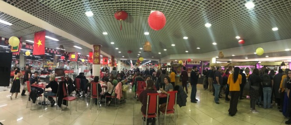 Rực rỡ Festival thức ăn đường phố Việt tại Nga - 1
Trước giờ khai mạc, khách đã kéo tới đông chật để thưởng thức các món ăn Việt Nam, trong đó phần lớn là khách người Nga.