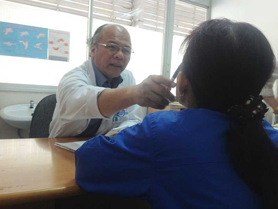 Liên tục tai biến trong phẫu thuật thẩm mỹ - 1 BS Đỗ Quang Hùng, BV Chợ Rẫy, kiểm tra cho bệnh nhân. Ảnh: HẢI ÂU