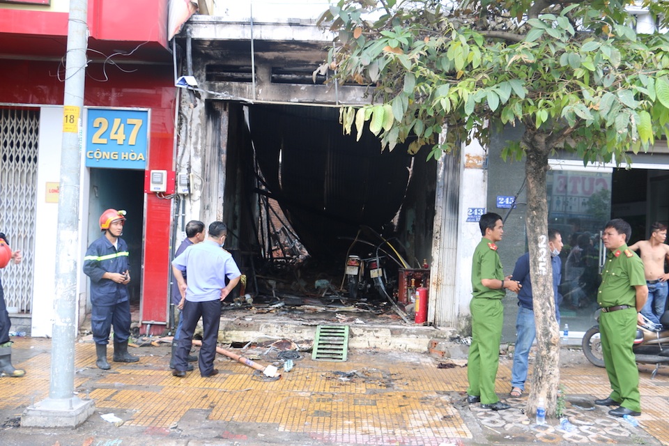 Cháy cửa hàng sơn, 1 người chết 2 người bị thương - 4 Cháy cửa hàng sơn, 1 người chết 2 người bị thương - 4