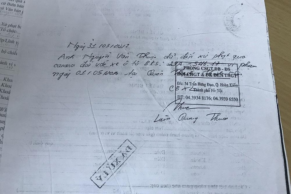 Bị từ chối đăng kiểm vì chưa nộp phạt nguội: Hàng ngàn chủ xe "khóc dở mếu dở" - 1 Một biên lai kèm thông báo viết tay về việc một chủ xe đã nộp phạt nguội mà Trung tâm Đăng kiểm lưu giữ.