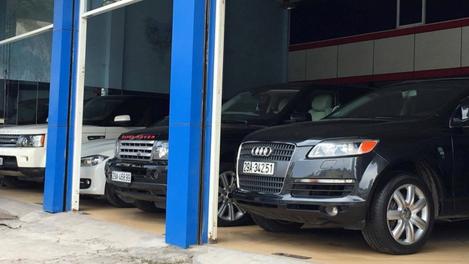 
Xe sang cũ trong một showroom ở đường Lê Văn Lương
