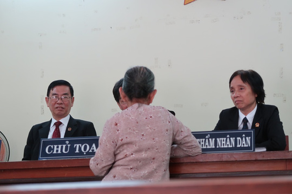 Bi hài người già đi kiện - 1 Chủ tọa giải thích cho bà S. hiểu vấn đề