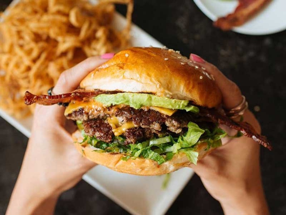 Nhiều người vì sợ mập, sợ xấu nên nhịn ăn thịt mỡ để đừng béo phì, đừng tăng mỡ máu, để rồi càng nhịn càng… phì.