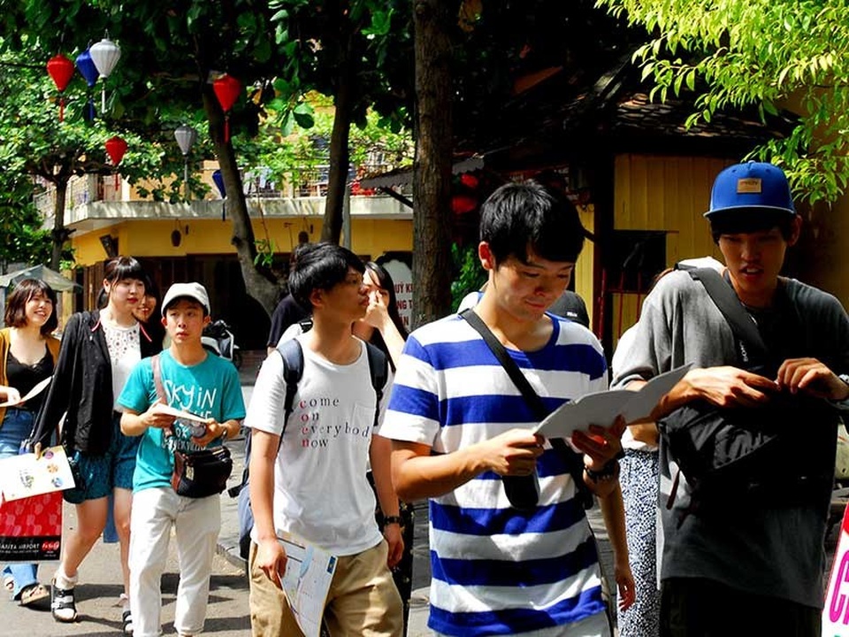 Khách nhà giàu Trung Quốc ít đến Việt Nam: Vì sao? - 1 
Khách Trung Quốc dạo chơi, mua sắm ở Hội An, Quảng Nam. Ảnh: HTD