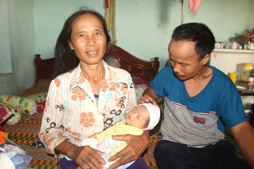 Chuyện nhặt được trẻ sơ sinh bỏ rơi: Niềm vui bất ngờ của vợ chồng hiếm muộn - 1
Bà Hải và anh Duy vui mừng khi nhặt được cháu bé bị bỏ rơi. Ảnh: Đ.T
