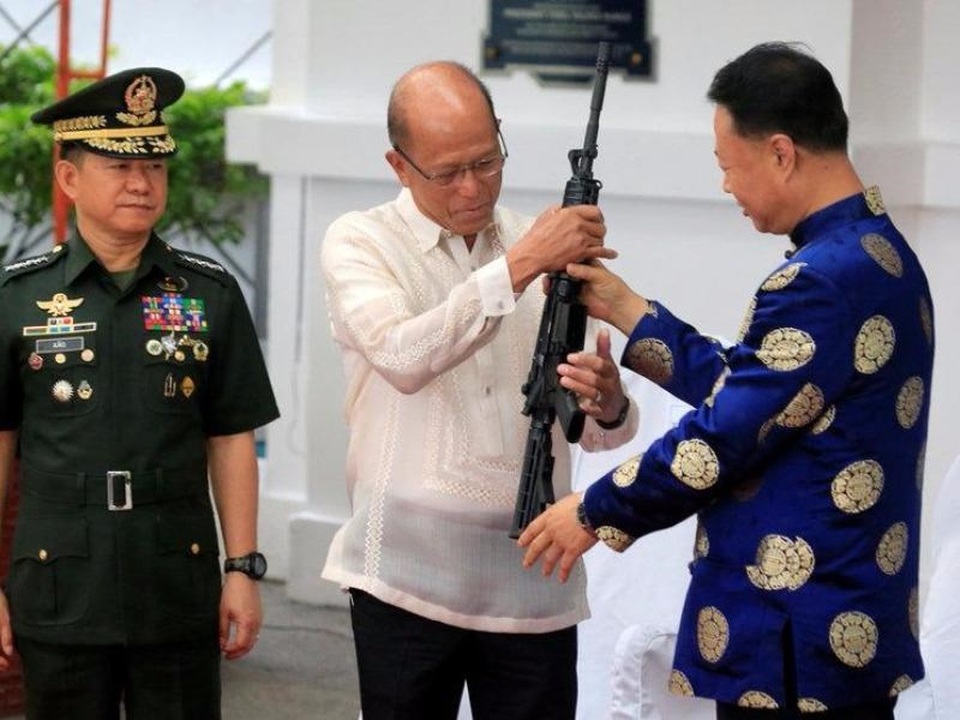 Trung Quốc lại cho không Philippines 3.000 khẩu súng - 1
Bộ trưởng Quốc phòng Philippines Delfin Lorenzana (áo trắng) và Đại sứ Trung Quốc tại Philippines Triệu Giám Hoa (áo xanh dương) tham gia sự kiện bàn giao số súng được Trung Quốc tặng ngày 5-10. Ảnh: REUTERS