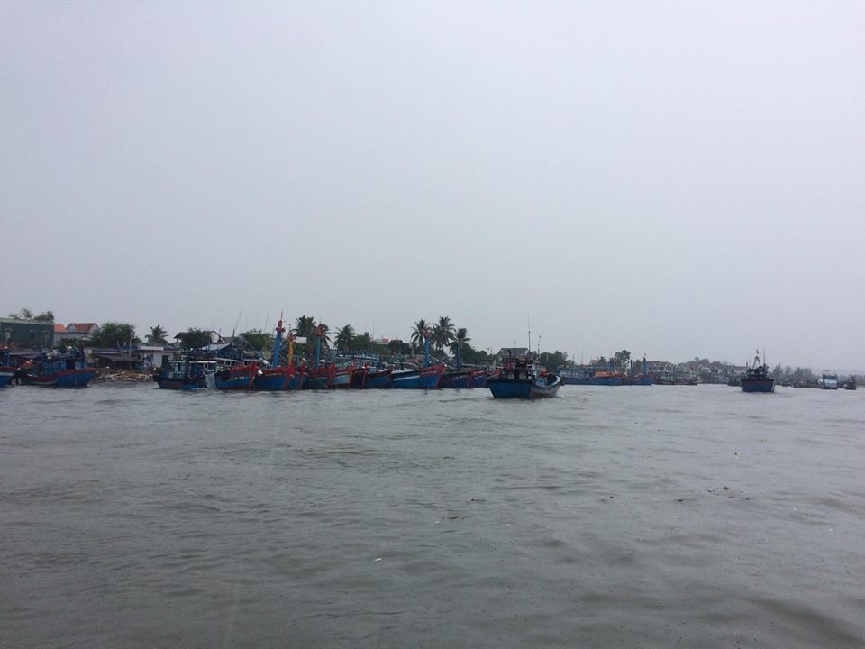 Huế mưa lớn dồn dập, miền Trung tích cực phòng chống áp thấp nhiệt đới - 3 Đến 11h ngày 9/10, 3 tàu cá với 14 lao động tỉnh Quảng Ngãi hoạt động tại vùng biển Hoàng Sa vẫn mất liên lạc với đất liền
