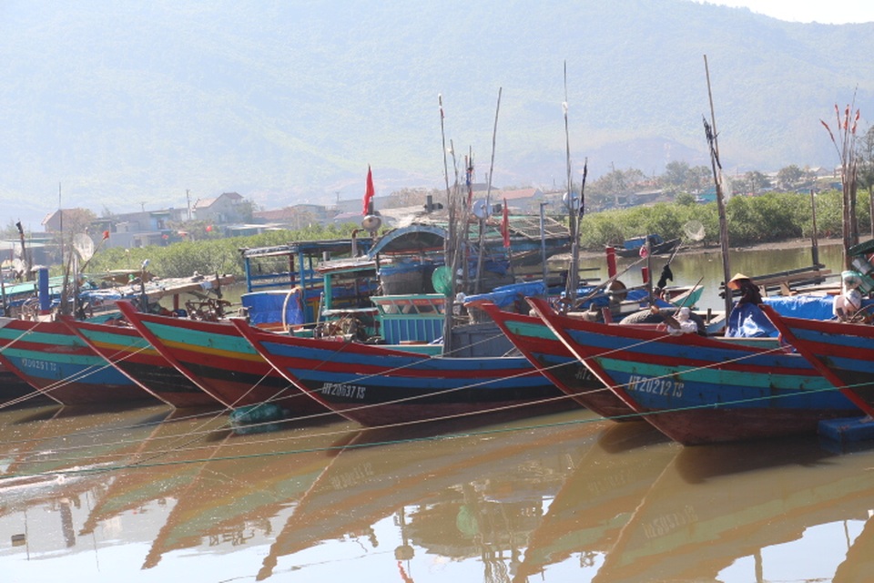 Ngư dân tìm nơi trú ẩn an toàn, tranh thủ bán cá - 4 Hà Tĩnh phát lệnh cấm tàu thuyền ra khơi từ 17h chiều nay (9/10) để đối phó với diễn biến của áp thấp nhiệt đới