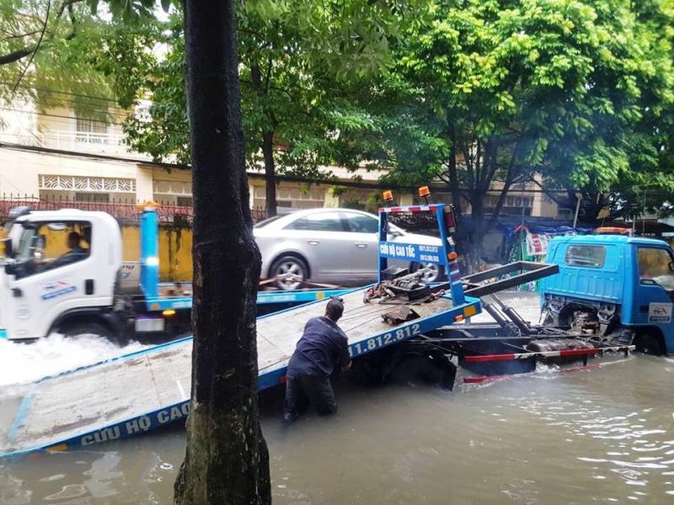 Quốc lộ 6 ngập sâu, Hòa Bình mênh mông nước lũ - 11 Đoạn đường Quy Lưu, thành phố Phủ Lý ngập nặng nhiều xe ô tô chết máy phải gọi cứu hộ