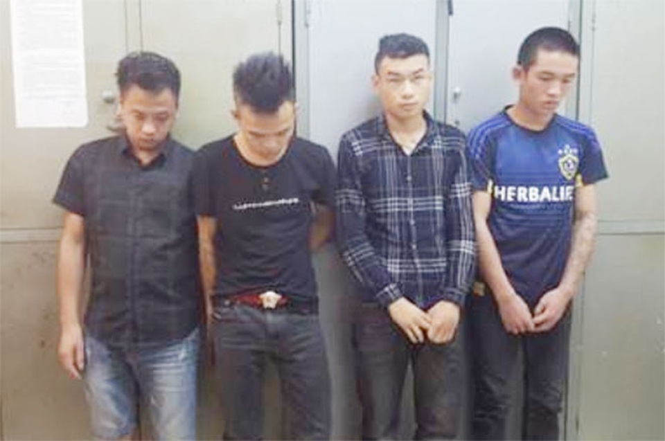 Nhóm côn đồ chuyên đưa tiếp viên chém CSHS vì tưởng nhầm là... đối thủ - 1 Bốn đối tượng Nam, Tâm, Lương và Tú bị tạm giữ điều tra về hành vi tàng trữ vũ khí thô sơ.