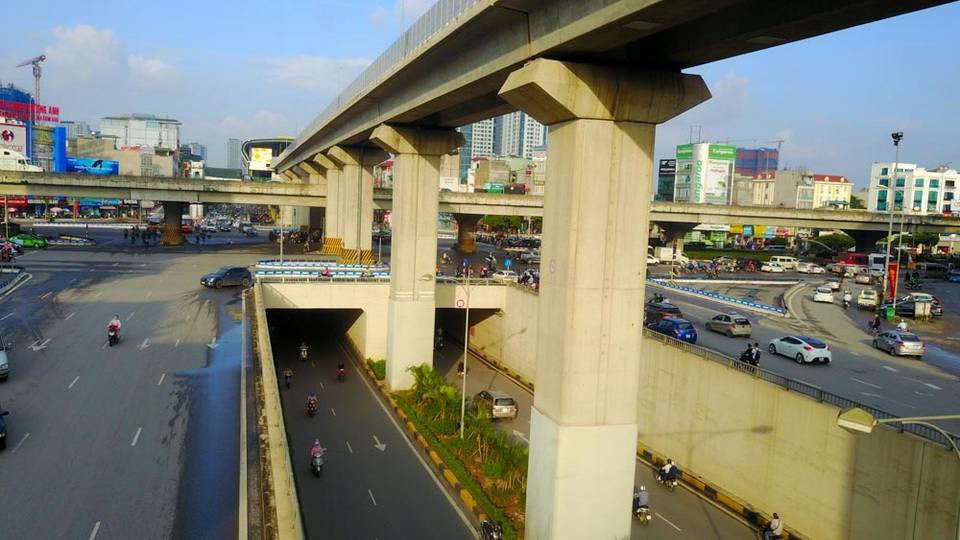 Toàn cảnh nút giao 4 tầng đường đầu tiên ở Hà Nội - 3
Đây là nơi duy nhất ở Hà Nội có cả đường bộ mặt đất, hầm chui, đường cao tốc trên cao và đường sắt đô thị giao cắt.