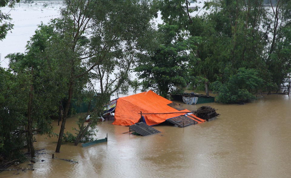 Nước lũ dâng ngang mái nhà, lút đến cổ người dân - 11 Một nhà dân ở tạm bị ngập đến nóc.
