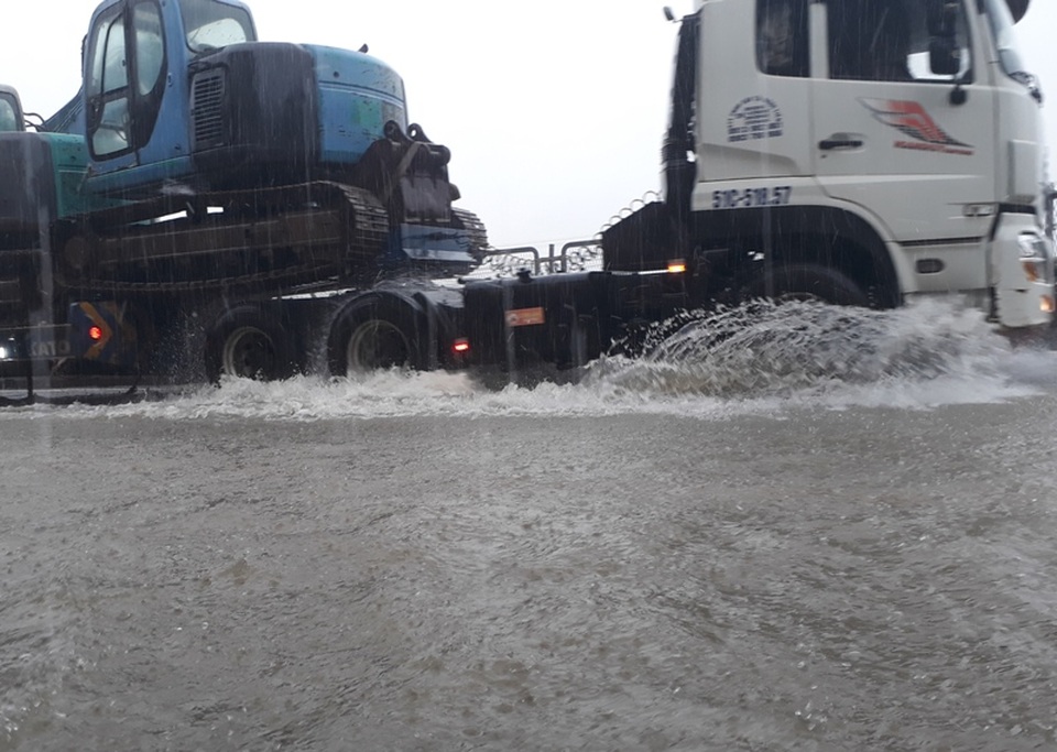 Hơn 600 người tìm kiếm cháu bé 4 tuổi bị nước cuốn - 5 Nước ngập kéo dài trên quốc lộ 1A đoạn qua huyện Hà Trung