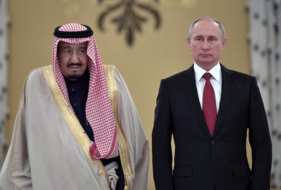Tổng thống Putin - "Ông chủ mới" ở Trung Đông - 1
Tổng thống Nga Vladimir Putin (phải) tiếp Quốc vương Ả Rập Saudi Salman tại Điện Kremlin hôm 5-10. Ảnh: Reuters