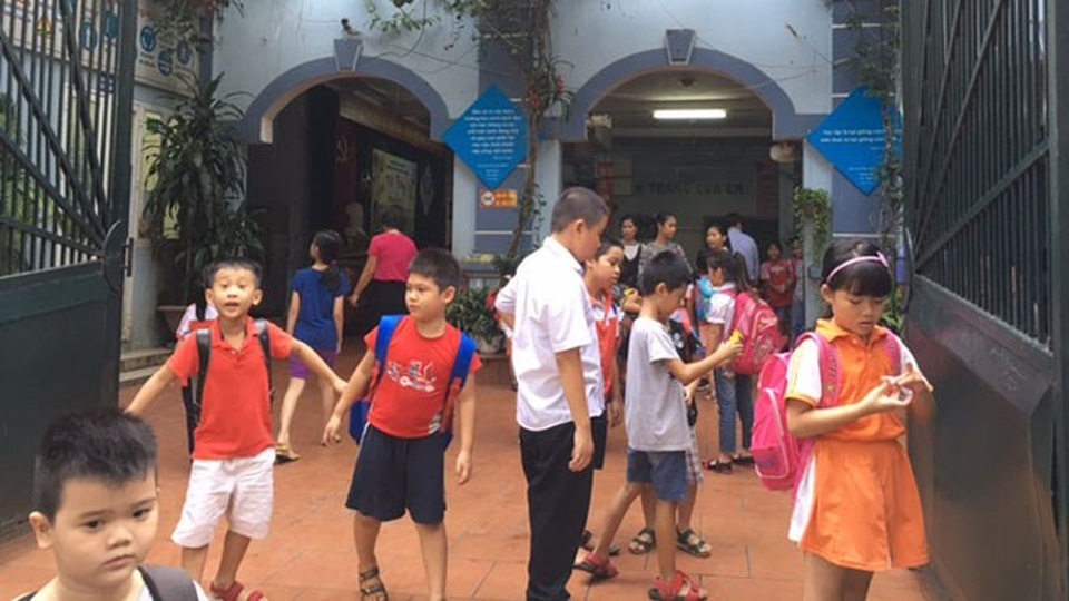 Giáo dục thể chất: Học đối phó để cho có? - 1
Khuôn viên nhiều trường hẹp, học sinh khó có nơi vận động tăng cường thể chất? (Ảnh: Đỗ Hợp)