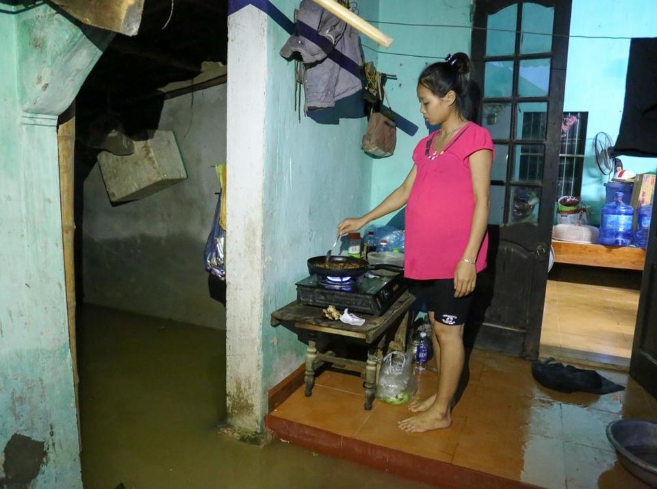 Dân vùng ngập Hà Nội: Ăn cơm dưới đèn dầu, nhà lênh láng nước - 5
Tại một gia đình ở làng Bùi Xá, bếp được kê tạm trên thềm nhà để nấu cơm. Việc đi lại phải dùng đến thuyền.