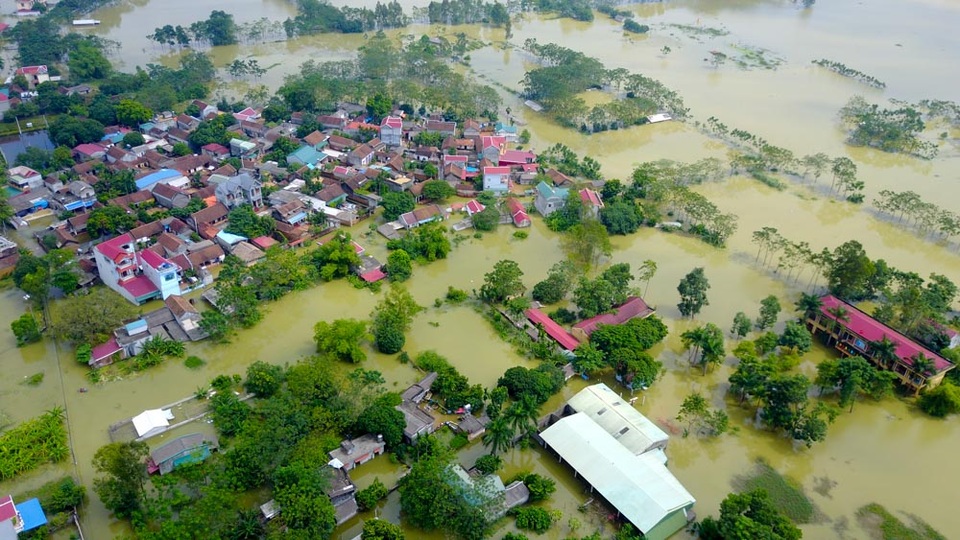 Dân vùng ngập Hà Nội: Ăn cơm dưới đèn dầu, nhà lênh láng nước - 10
Tình trạng ngập được dự đoán sẽ kết thúc trong 3-4 ngày tới. Hiện người dân rất cần thực phẩm, nước sạch.