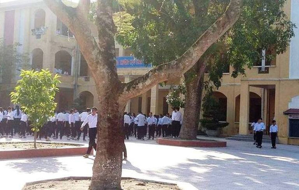 Buộc thôi học 1 tuần đối với 3 nữ sinh đánh bạn phải nhập viện điều trị - 1 3 nữ sinh đánh bạn nhập viện ngày 22/9 phải nhận hình thức kỷ luật buộc thôi học 1 tuần.