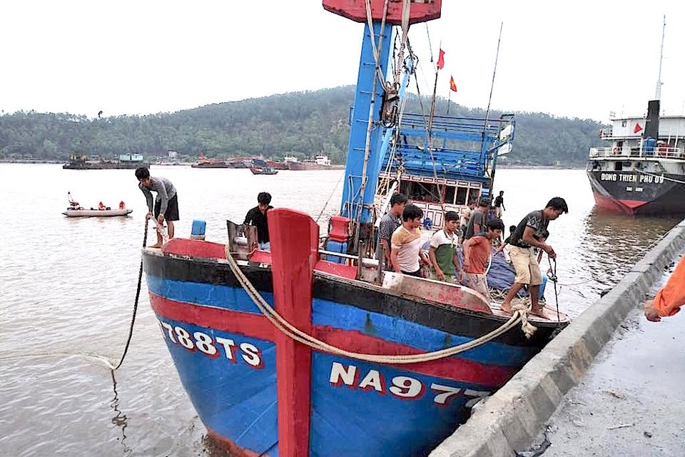 Bão số 11 đã suy yếu thành áp thấp nhiệt đới - 2 Nghệ An cấm tàu thuyền ra khơi kể từ sáng ngày 16/10/2017.