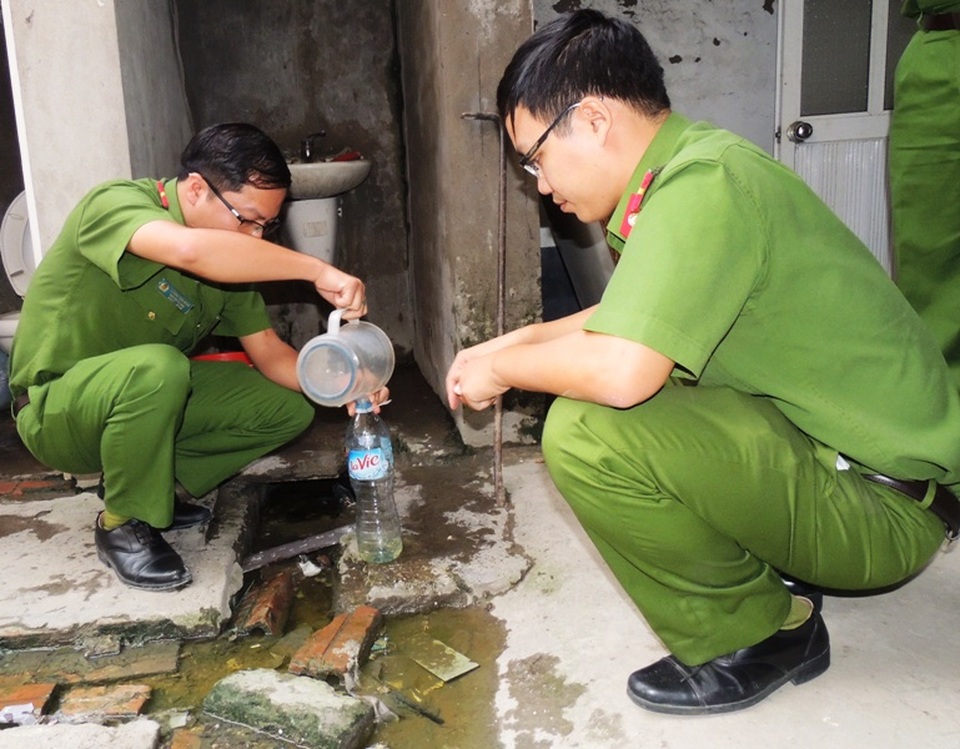 Hai công ty trang sức cùng "dính" sai phạm xả thải bẩn - 2 Cơ quan Công an lấy mẫu nước thải của Công ty TNHH trang sức Việt Nam – Sunny đi giám định (ảnh: Công an Hà Nam)