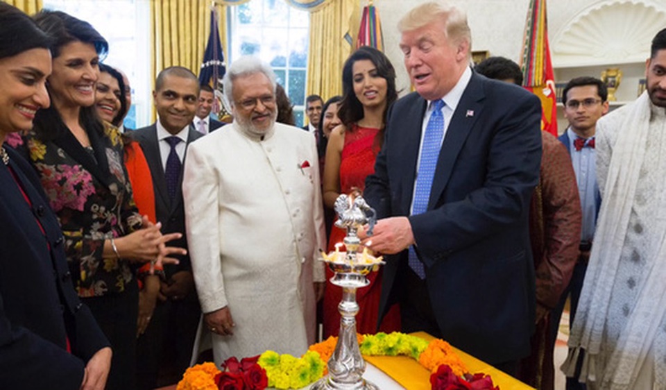 Mỹ cần Ấn Độ để kìm Trung Quốc - 1
Tổng thống Donald Trump mừng lễ Diwali của Ấn Độ với các nhân viên cấp cao gốc Ấn tại Nhà Trắng hôm 18-10 Ảnh: PTI