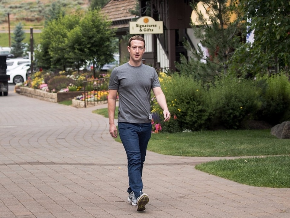 Có 74 tỷ USD, ông chủ Facebook Mark Zuckerberg tiêu tiền như thế nào? - 1 Mark Zuckerberg thường xuất hiện với chiếc áo thun giản dị. Ảnh: Business Insider