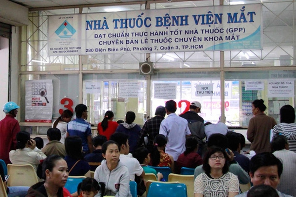 Sai phạm ở Bệnh viện Mắt: Kiểm điểm lãnh đạo Sở Y tế TP HCM - 1 Bệnh nhân đến khám tại Bệnh viện Mắt TP HCM Ảnh: HOÀNG TRIỀU