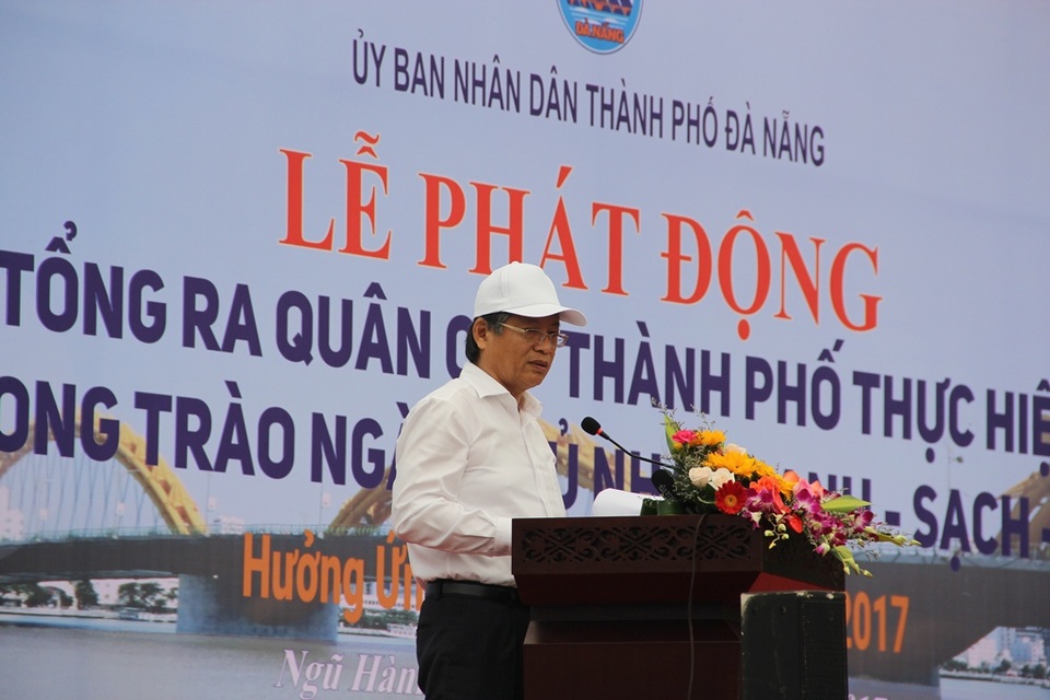 Chủ tịch Đà Nẵng cùng gần 3.000 người tổng vệ sinh môi trường đón APEC - 2
Phó Chủ tịch UBND TP Đà Nẵng Nguyễn Ngọc Tuấn phát biểu tại lễ ra quân (Ảnh: Khánh Hồng)