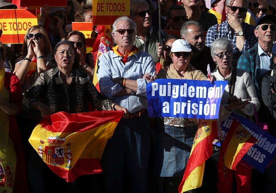 Catalonia sẽ về đâu? - 1
Những người biểu tình kêu gọi tống giam ông Carles Puigdemont, thủ hiến Catalonia vừa bị sa thải, tại Madrid ngày 28-10 Ảnh: REUTERS