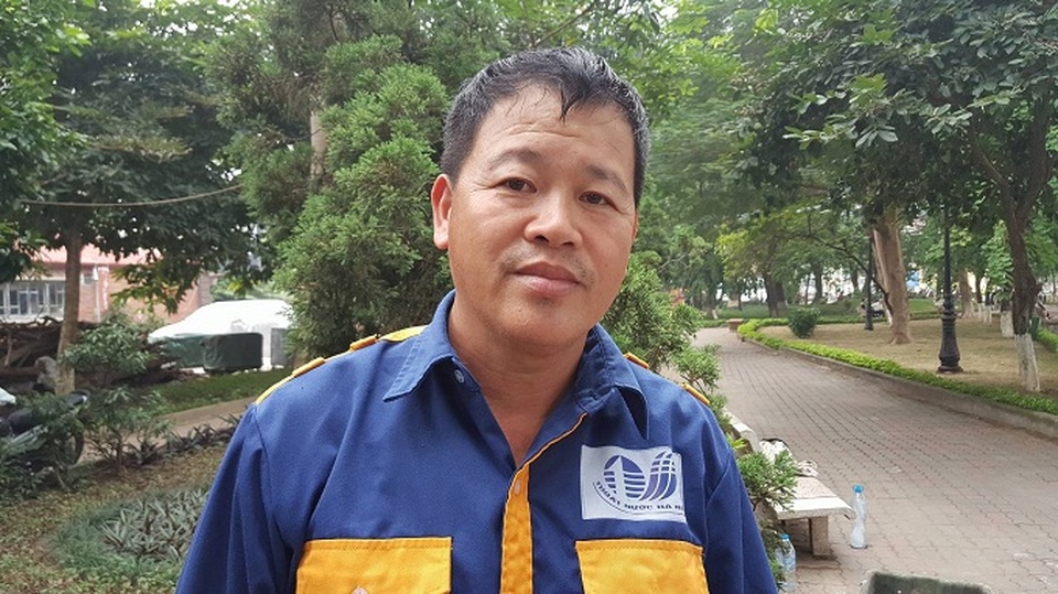 Anh Phạm Danh Khoa, Tổ trưởng tổ cống ngầm, Xí nghiệp thoát nước số 4, Công ty TNHH MTV Thoát nước Hà Nội (Ảnh: Nhật Linh).