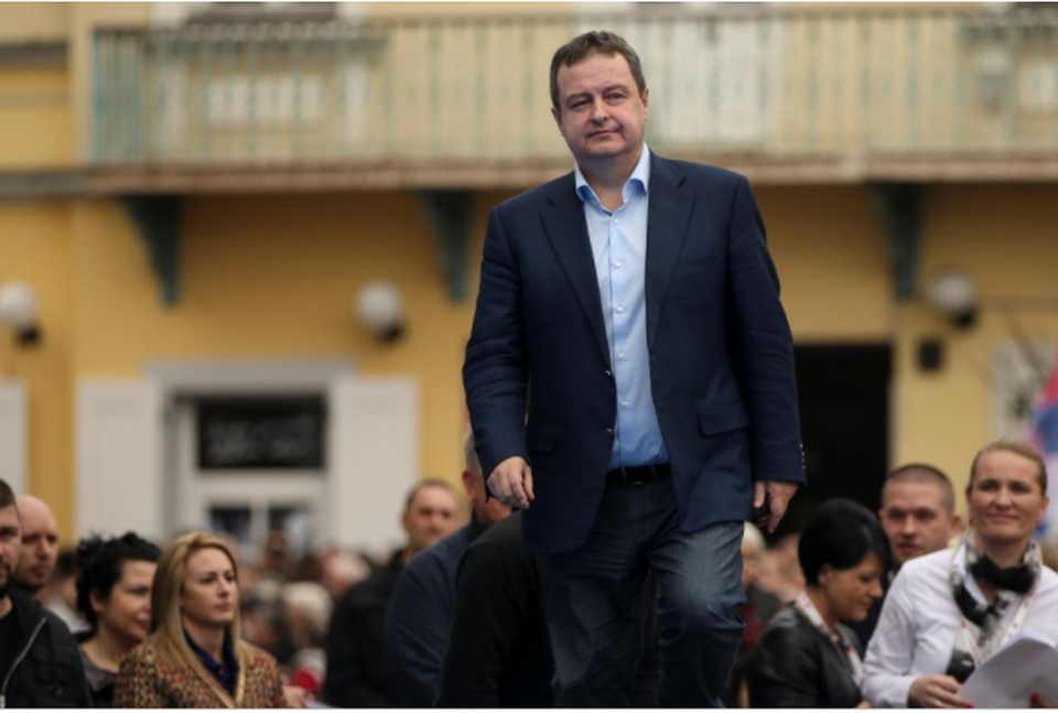 Serbia không muốn lựa chọn giữa Mỹ và Nga - 1
Ngoại trưởng Serbia Ivica Dacic trong một cuộc tuần hành ở Novi Sad (Serbia) ngày 18-3-2017. Ảnh: REUTERS