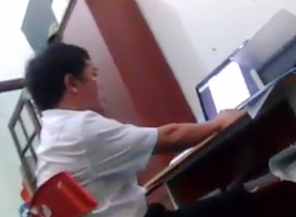Cắt thi đua, kiểm điểm Hiệu trưởng nói không có trách nhiệm với học sinh bị cổng trường đè gãy vai - 1 Vừa tiếp phụ huynh học sinh vừa làm việc, ông Ngọc bị cắt danh hiệu thi đua.
