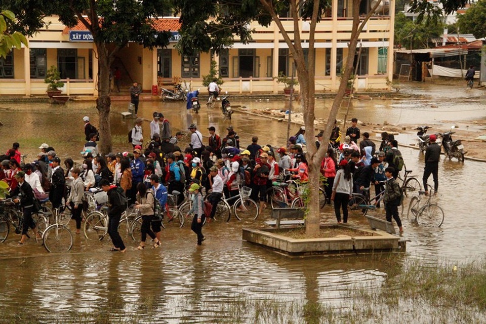 Bình Định, Khánh Hòa cho học sinh nghỉ học tránh bão số 12 - 1
Bình Định cho học sinh nghỉ học để tránh bão số 12. (Ảnh: Doãn Công)